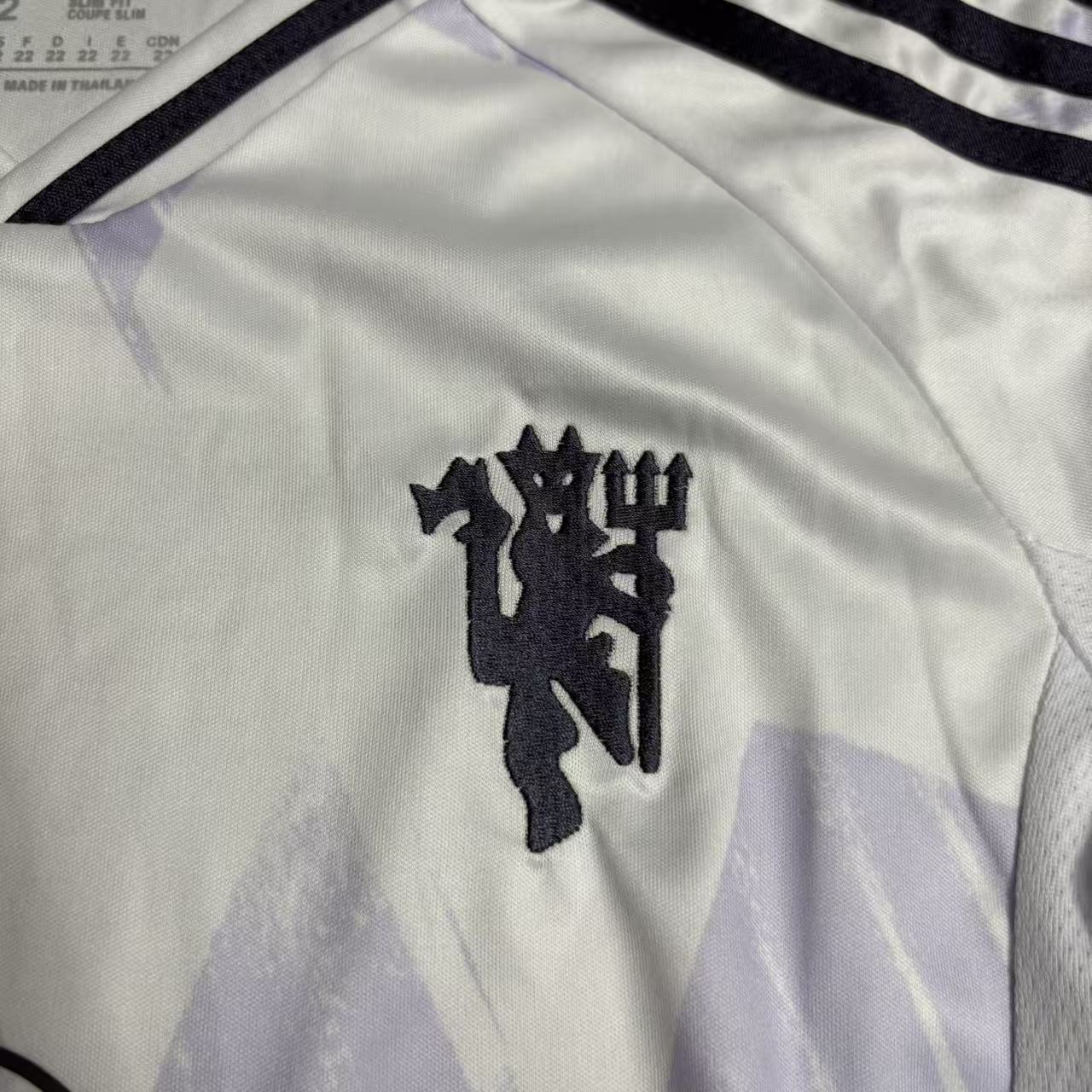 Kit infantil Manchester United Away 25/26 - Branca