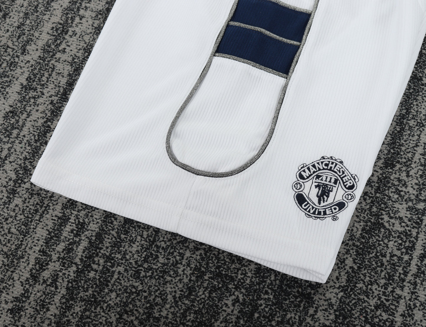 Kit infantil Manchester United Retrô Third 00/01 - Branco