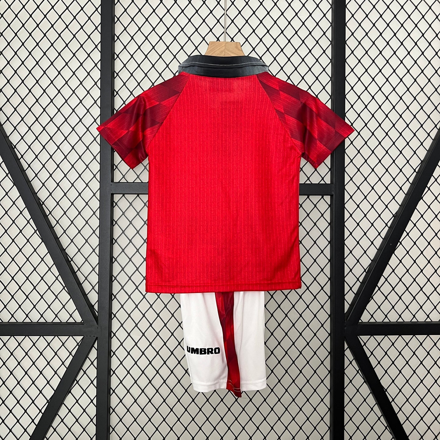 Kit infantil Manchester United Retrô Home 1996 . - Vermelho