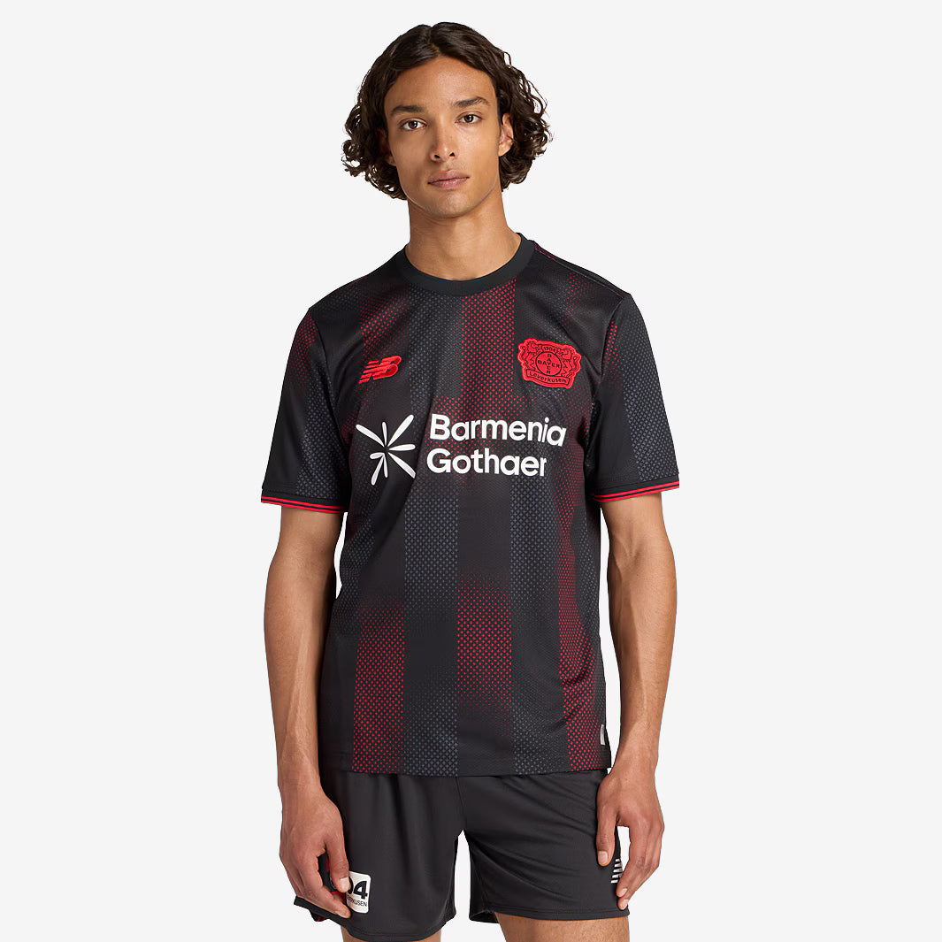 Bayern Leverkusen Home 25/26 New Balance - Preto e Vermelho