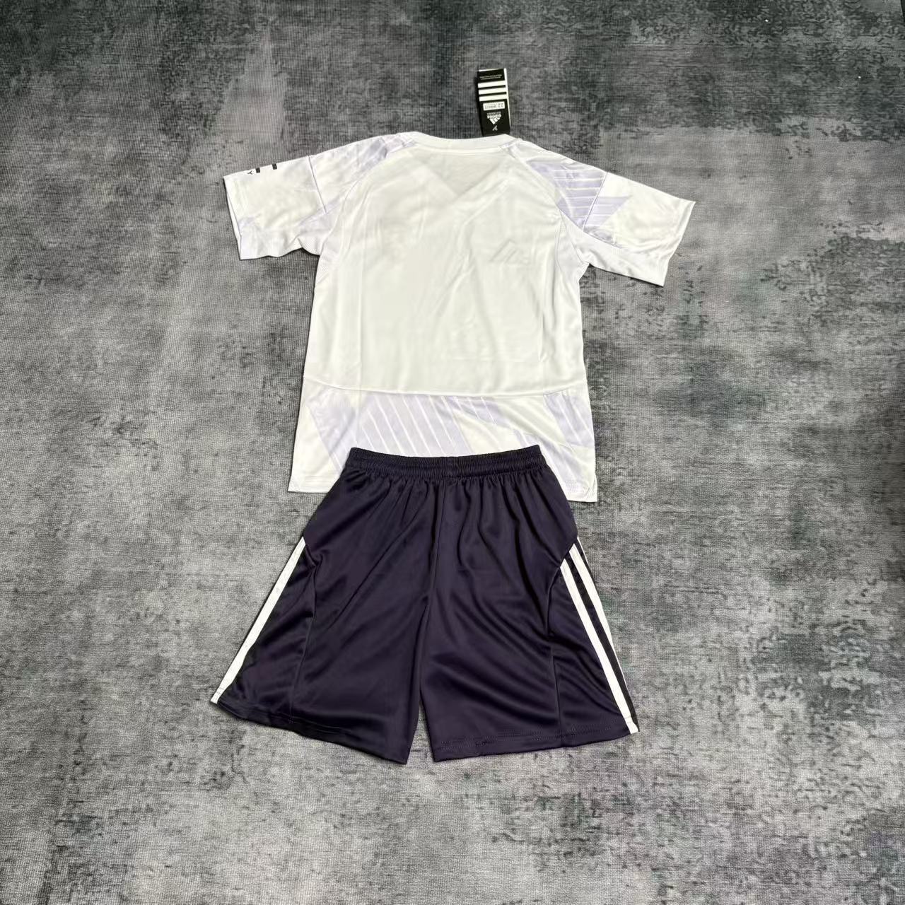 Kit infantil Manchester United Away 25/26 - Branca