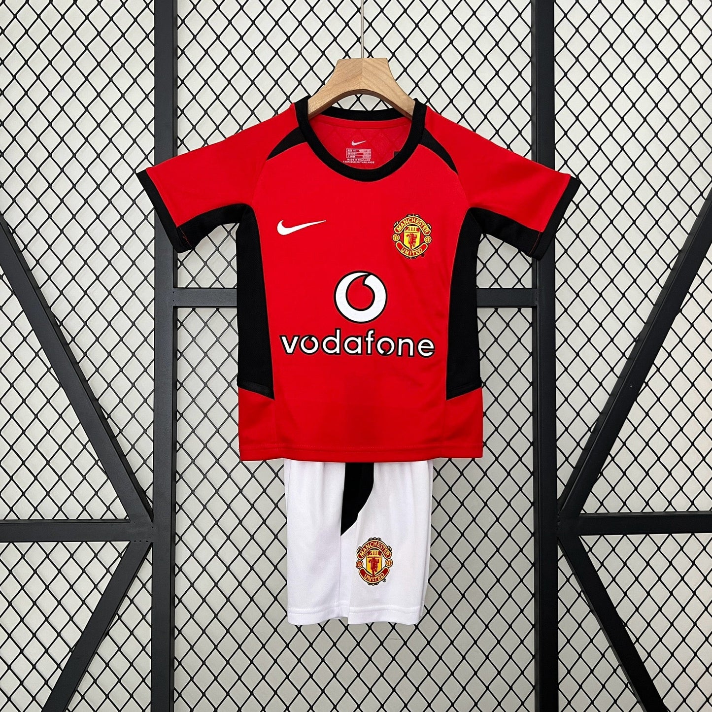 Kit infantil Manchester United Retrô Home 2003 . - Vermelho