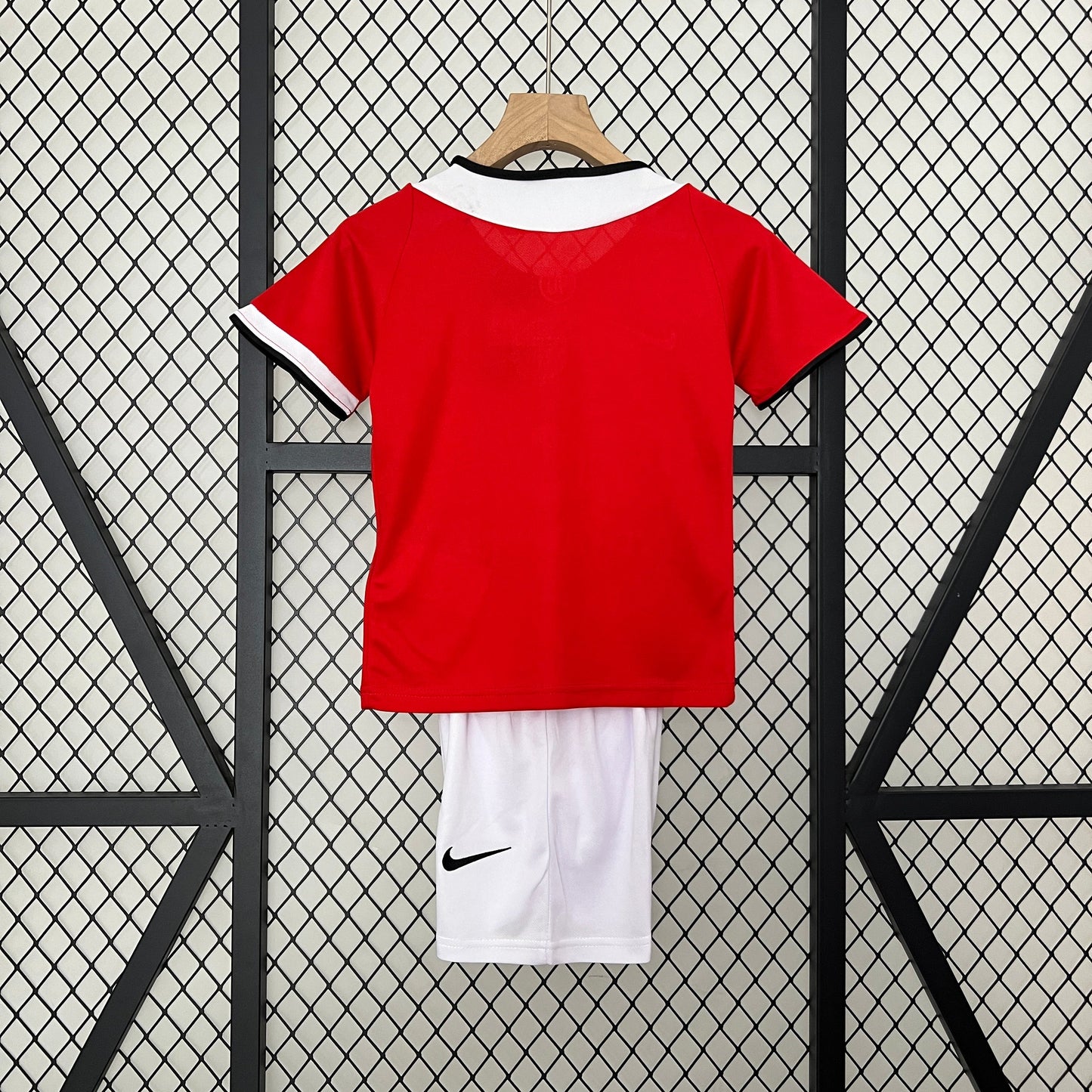 Kit infantil Manchester United Retrô Home 2005 . - Vermelho