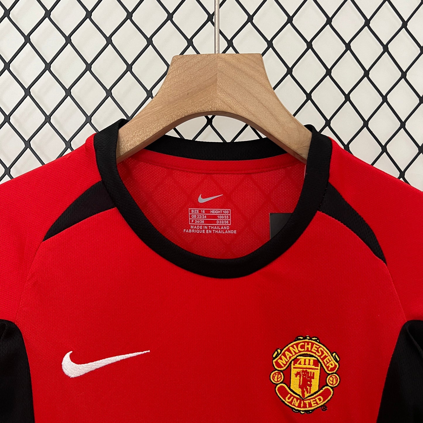 Kit infantil Manchester United Retrô Home 2003 . - Vermelho