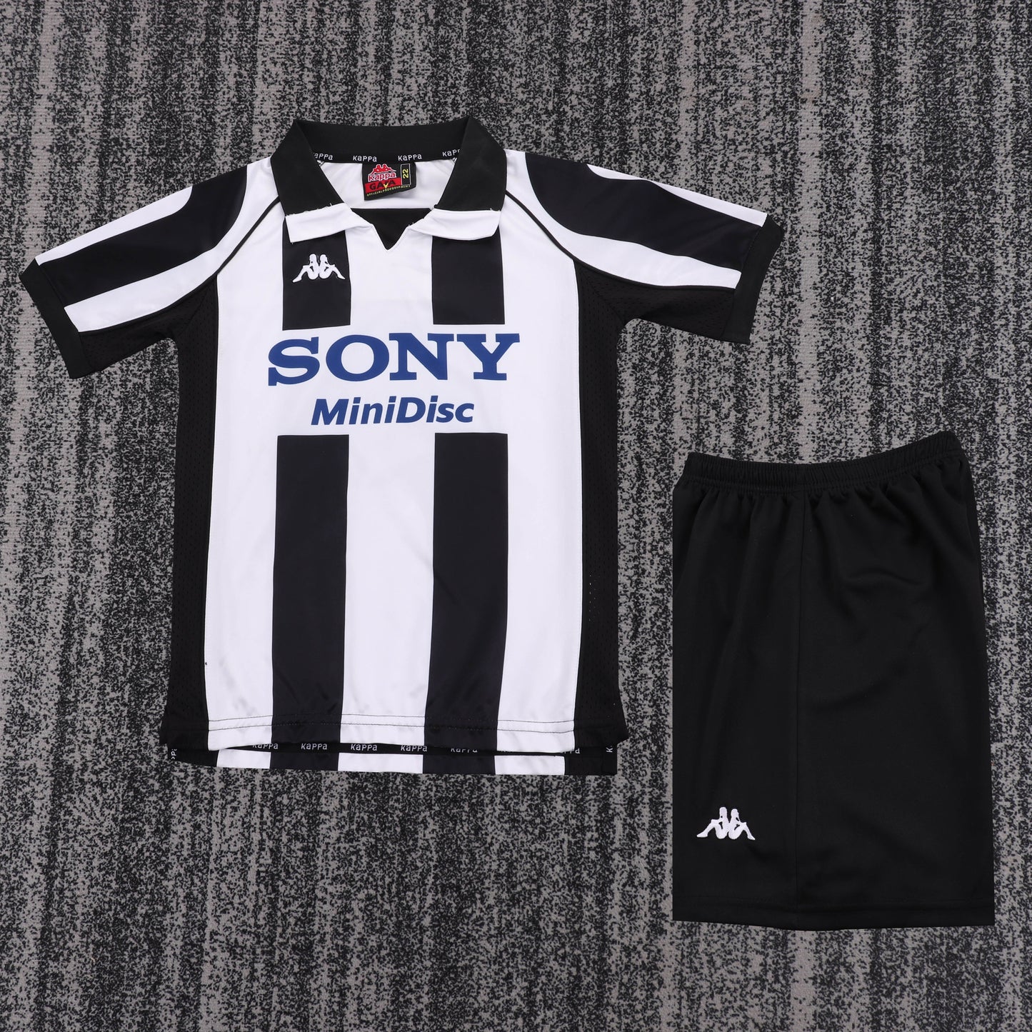 Kit Infantil Juventus Home 97/98 Retrô  Kappa - Preta e Branca