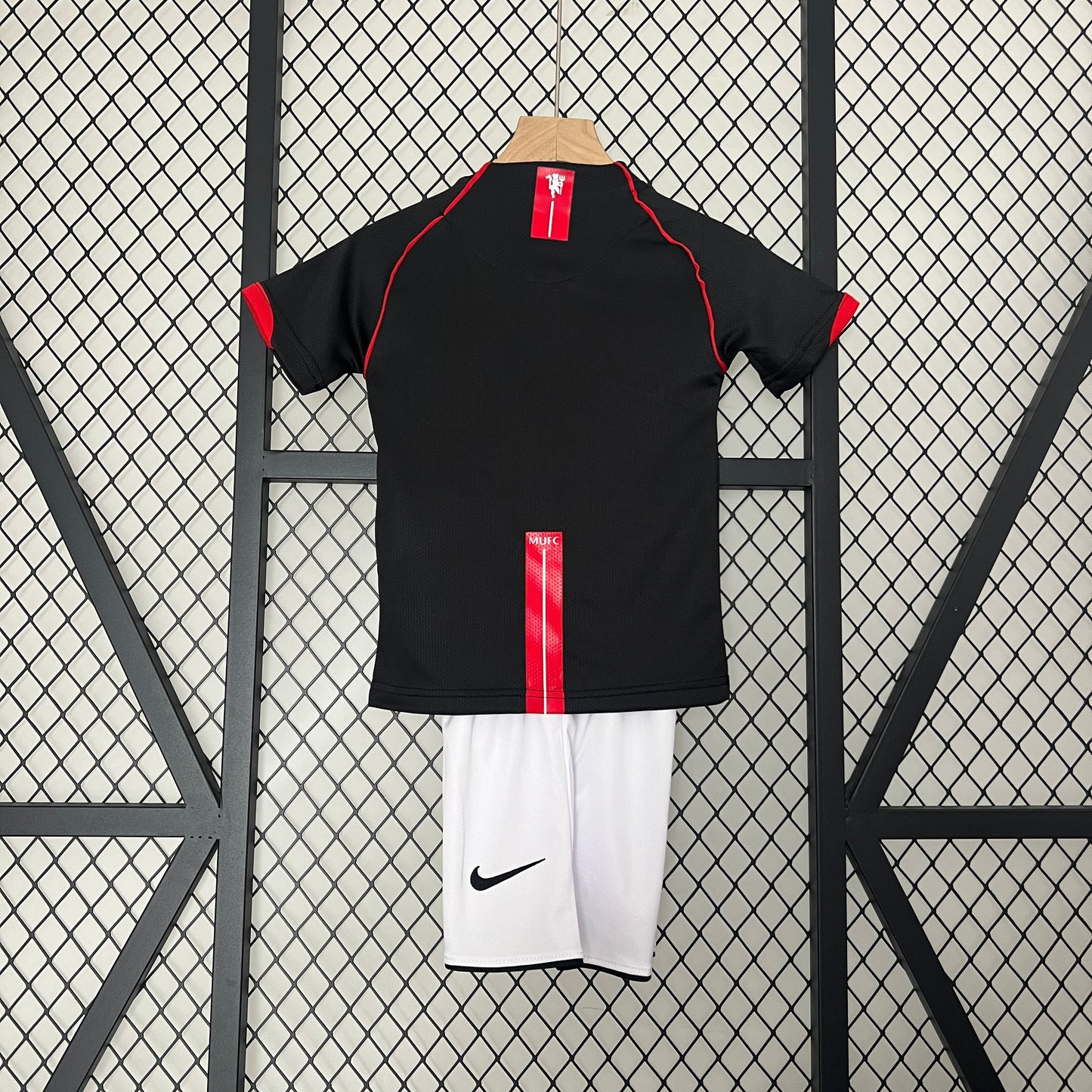 Kit infantil Manchester United Retrô Away 2008  - Preto
