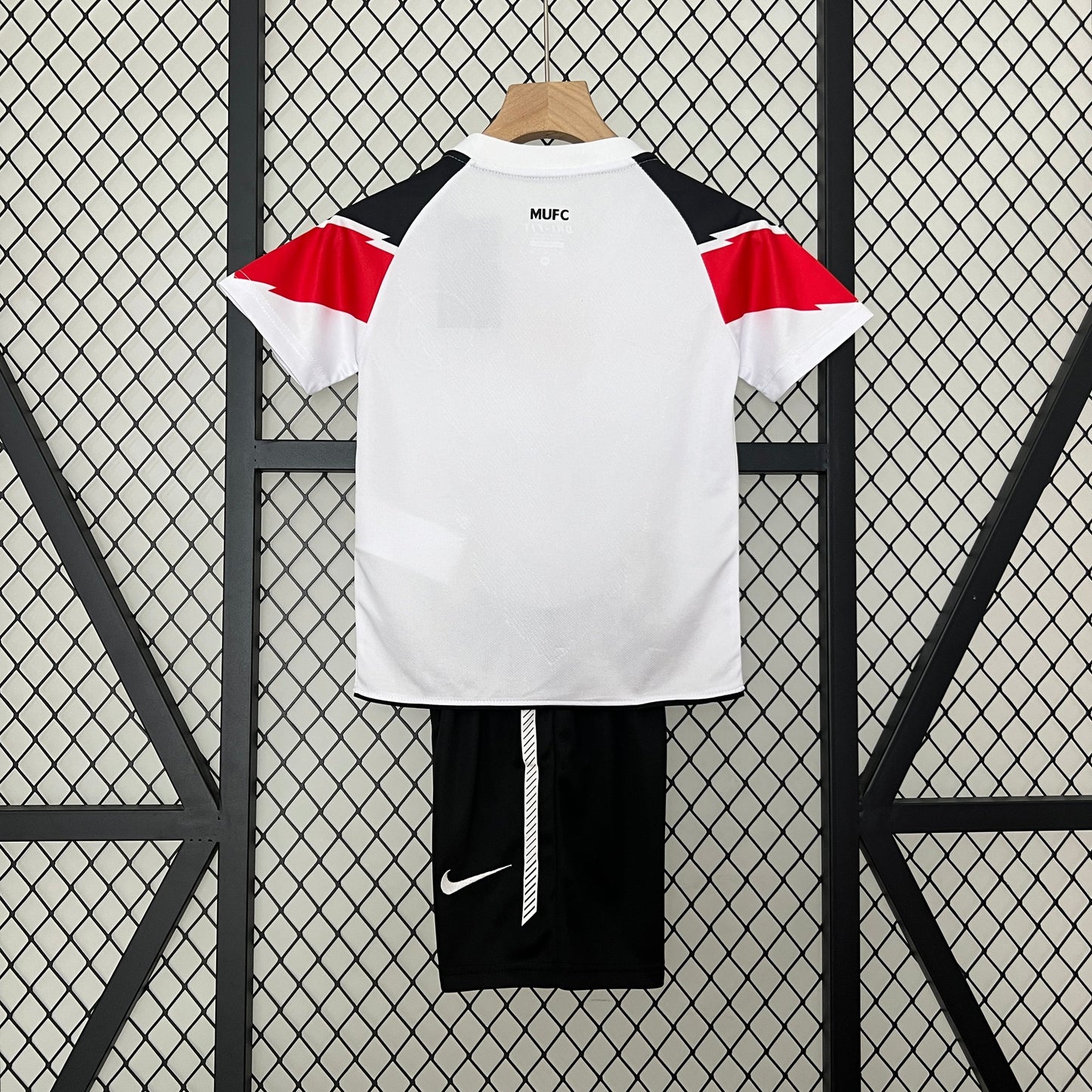 Kit infantil Manchester United Retrô Away 2010 . - Branca