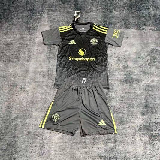 Kit Infantil Manchester United Goleiro 25/26 - Cinza