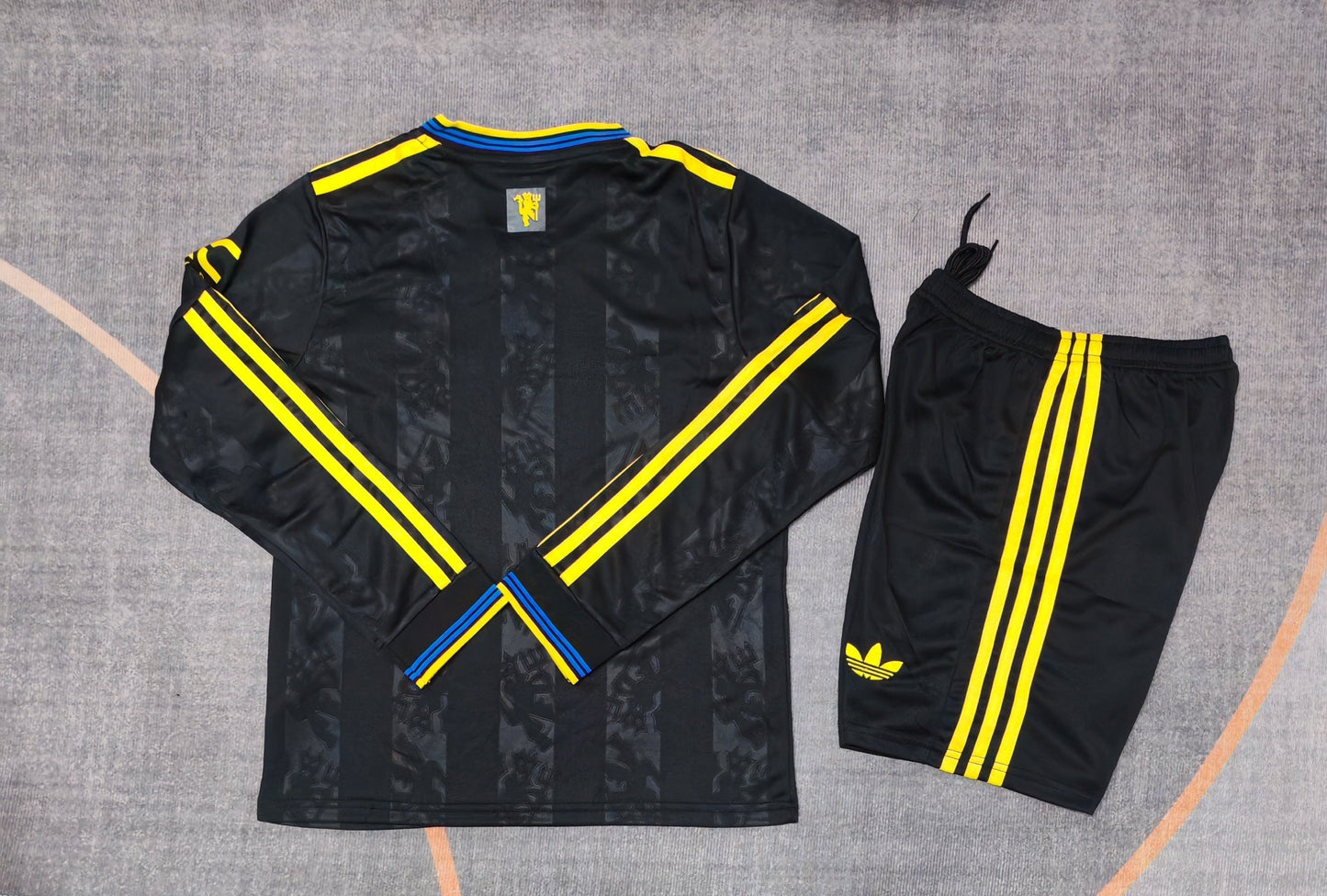 Kit infantil Manchester United Away Manga Longa 25/26  - Preto