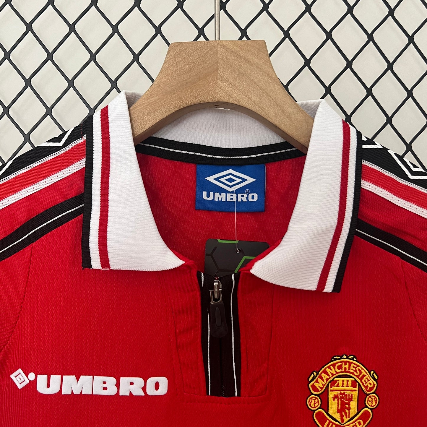 Kit infantil Manchester United Retrô Home 1999 . - Vermelho