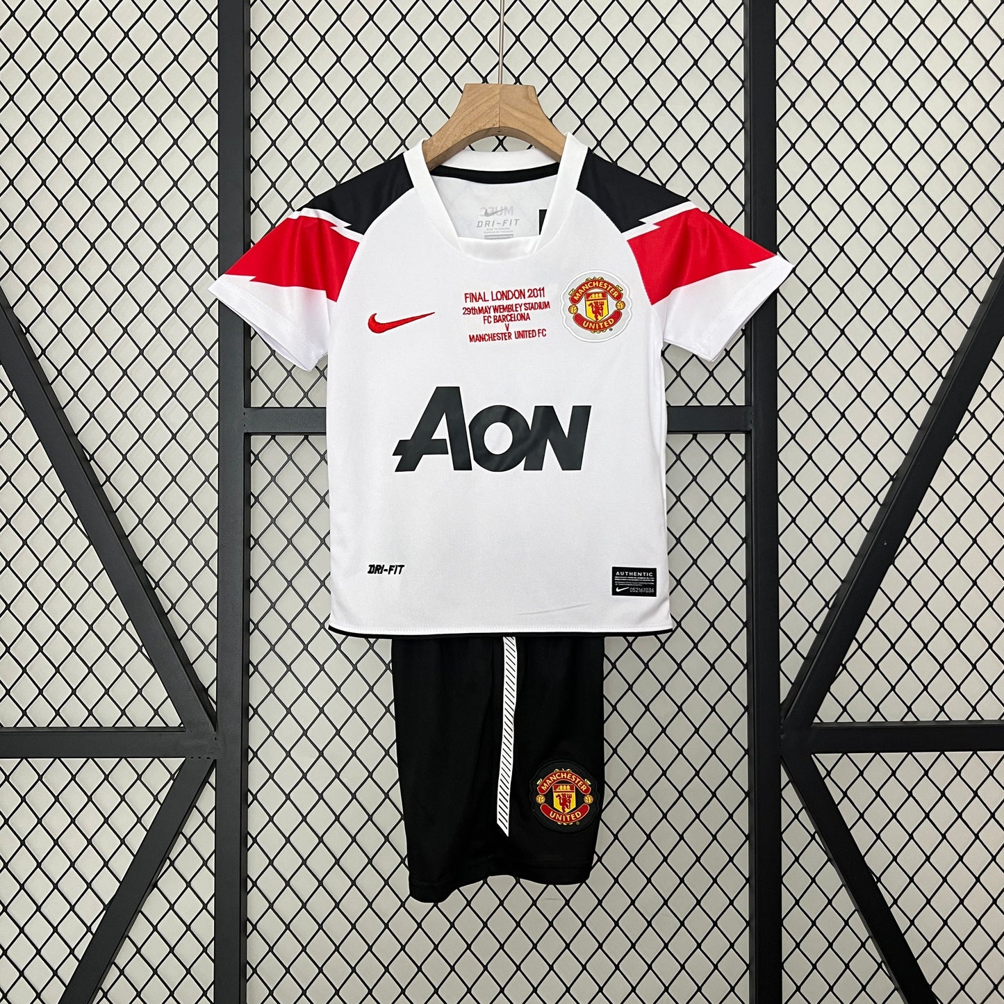 Kit infantil Manchester United Retrô Away 2010 . - Branca