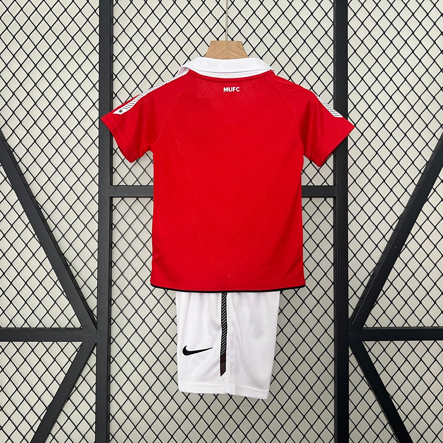 Kit infantil Manchester United Retrô Home 2010 . - Vermelho