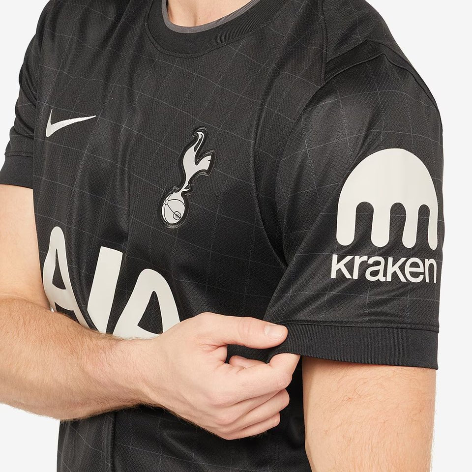 Tottenham Away 25/26 Edição Especial StrayKids Torcedor Nike - Preta