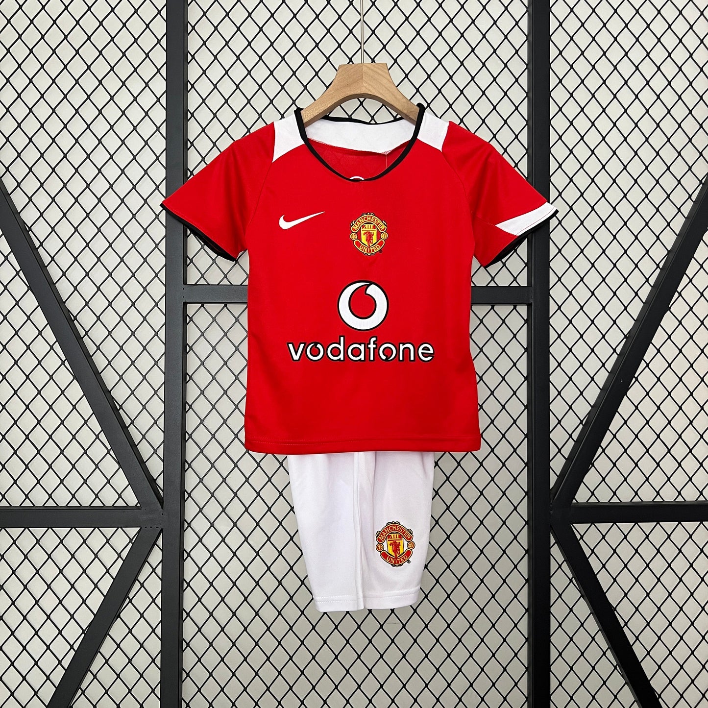 Kit infantil Manchester United Retrô Home 2005 . - Vermelho