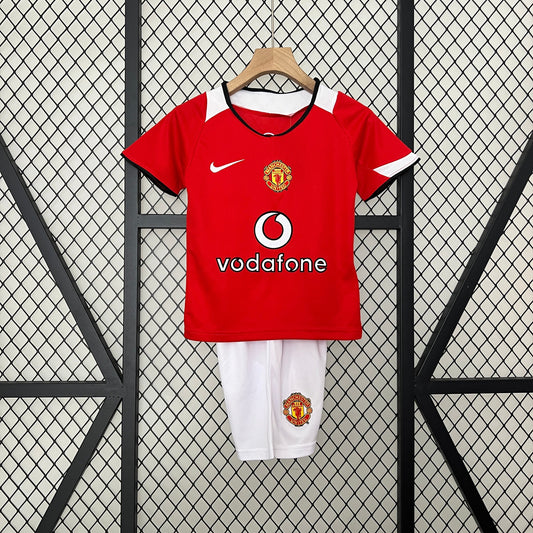 Kit infantil Manchester United Retrô Home 2005 . - Vermelho