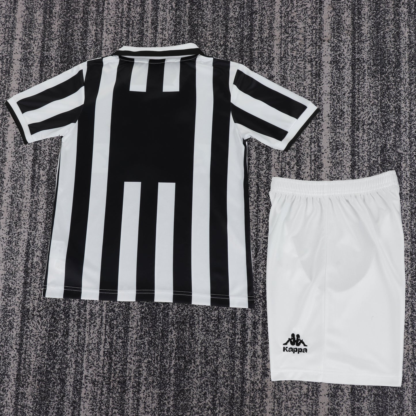 Kit Infantil Juventus Home Retrô 96/97 - Preto e Branco
