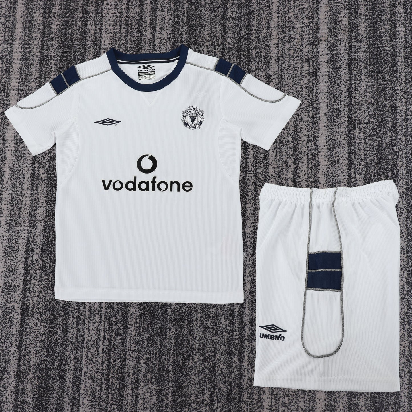 Kit infantil Manchester United Retrô Third 00/01 - Branco