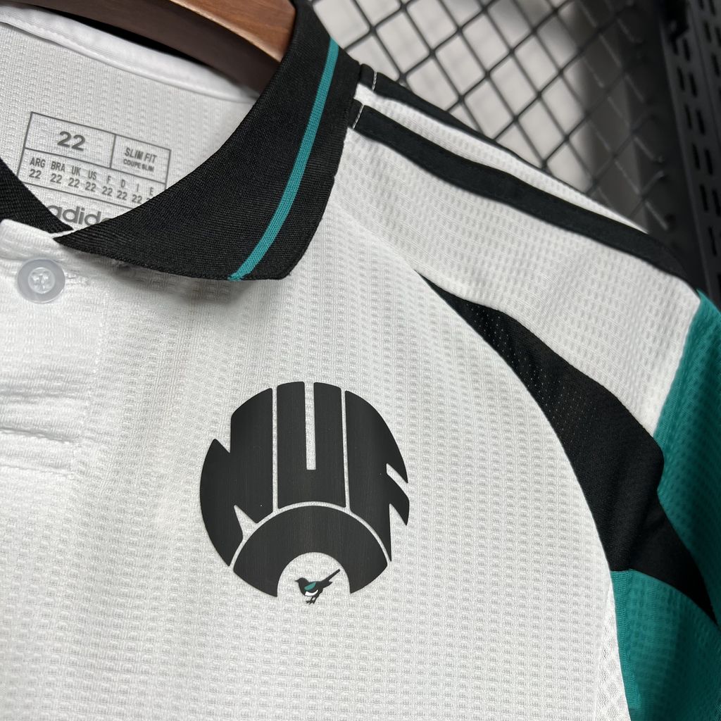 Kit Infantil Newcastle Third 24/25 . - Branca e Verde